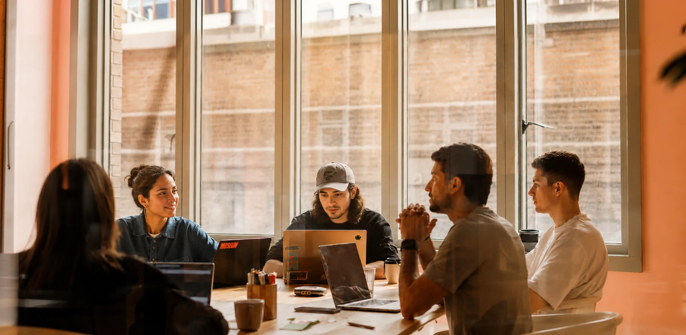 Equipo de una empresa tecnológica trabajando con Sesame HR