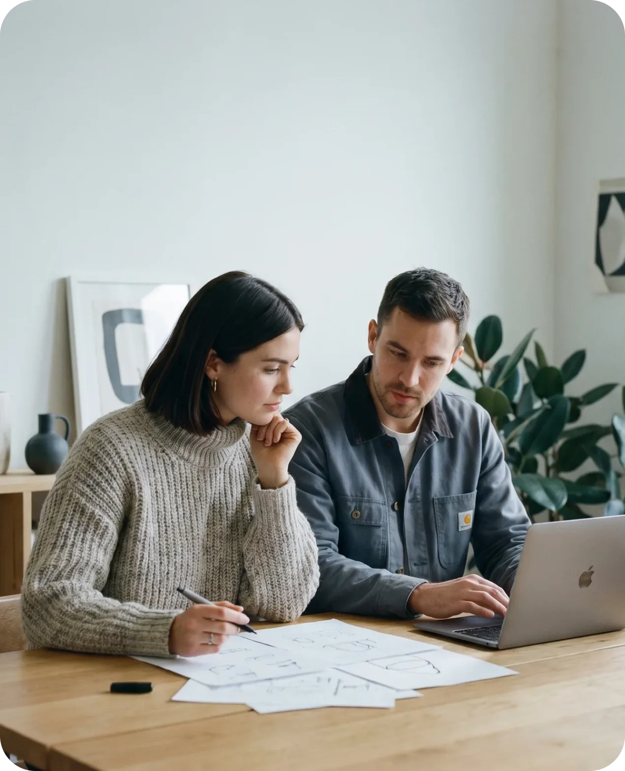 Managers configurando las ventajas de la evaluación del desempeño
