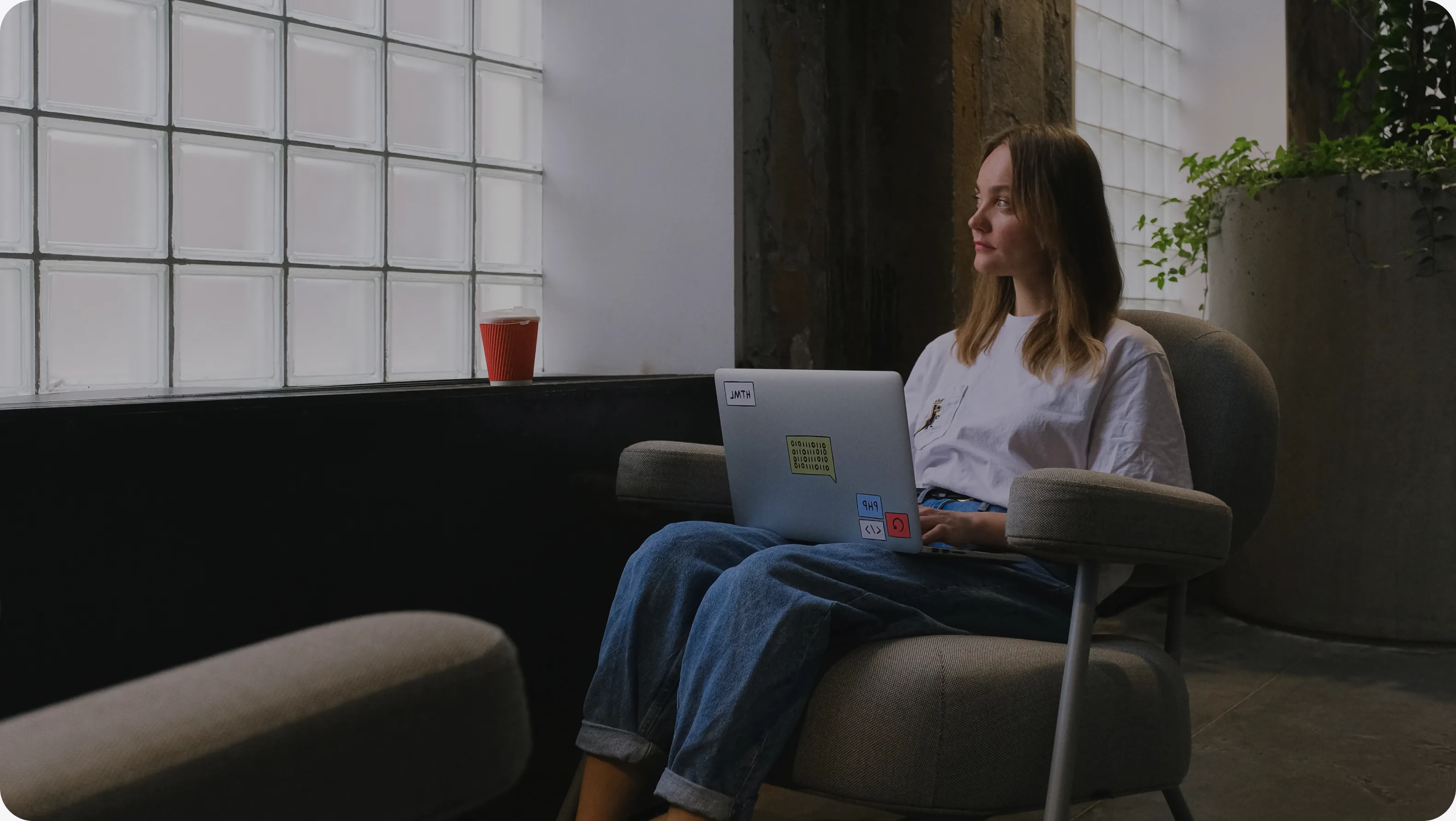 Empleada revisando los objetivos de su equipo en Sesame HR
