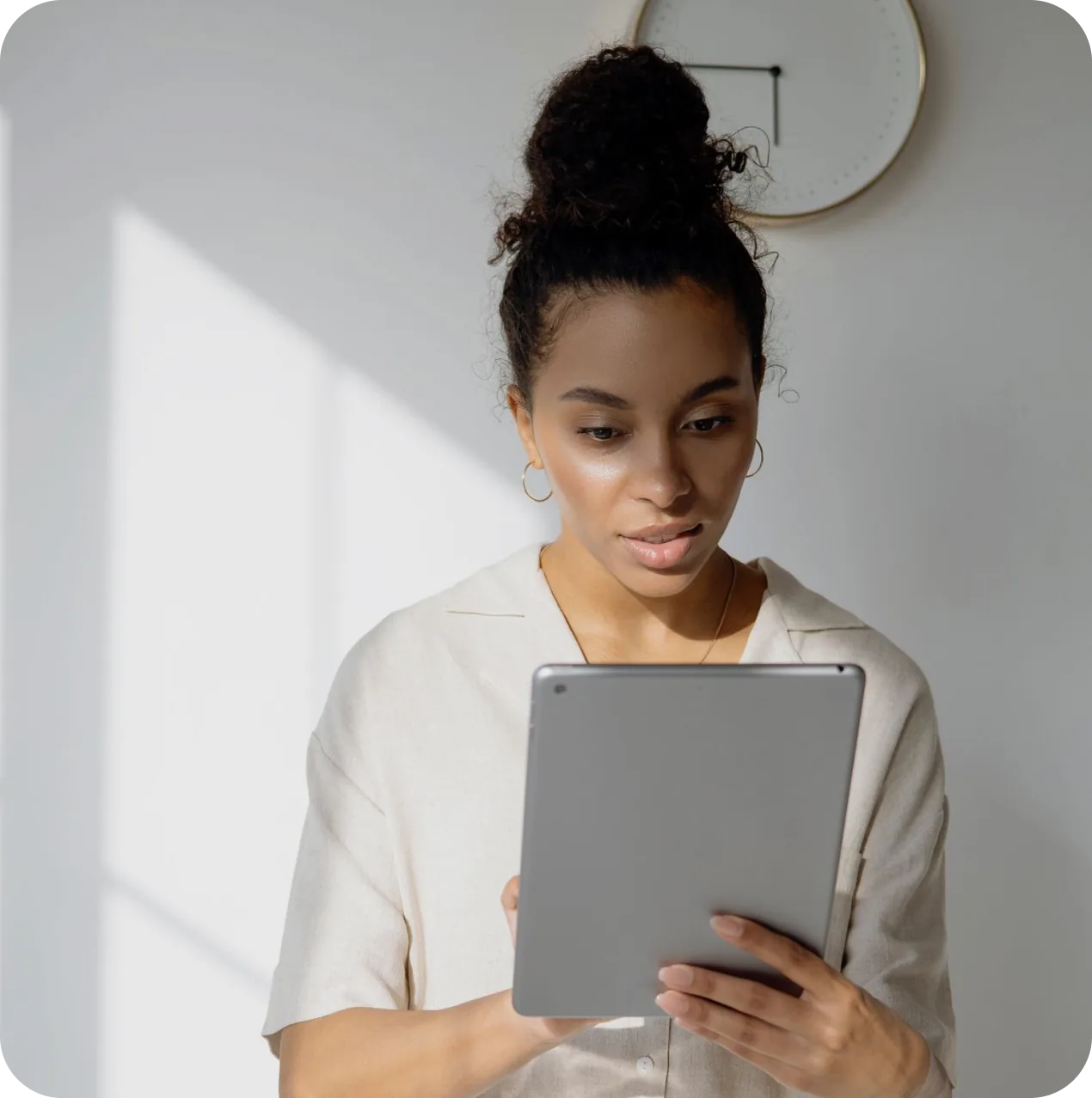 Empleada solicitando vacaciones desde una tablet