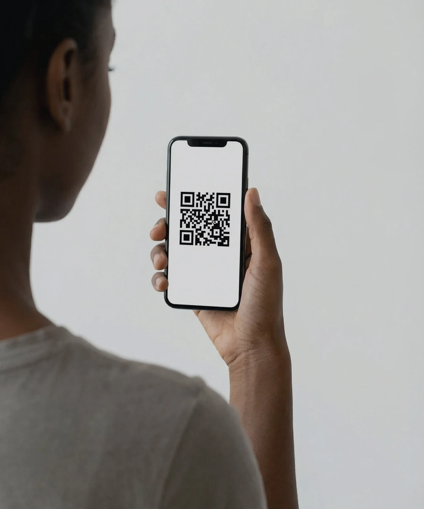 Persona escaneando un código QR con el móvil.