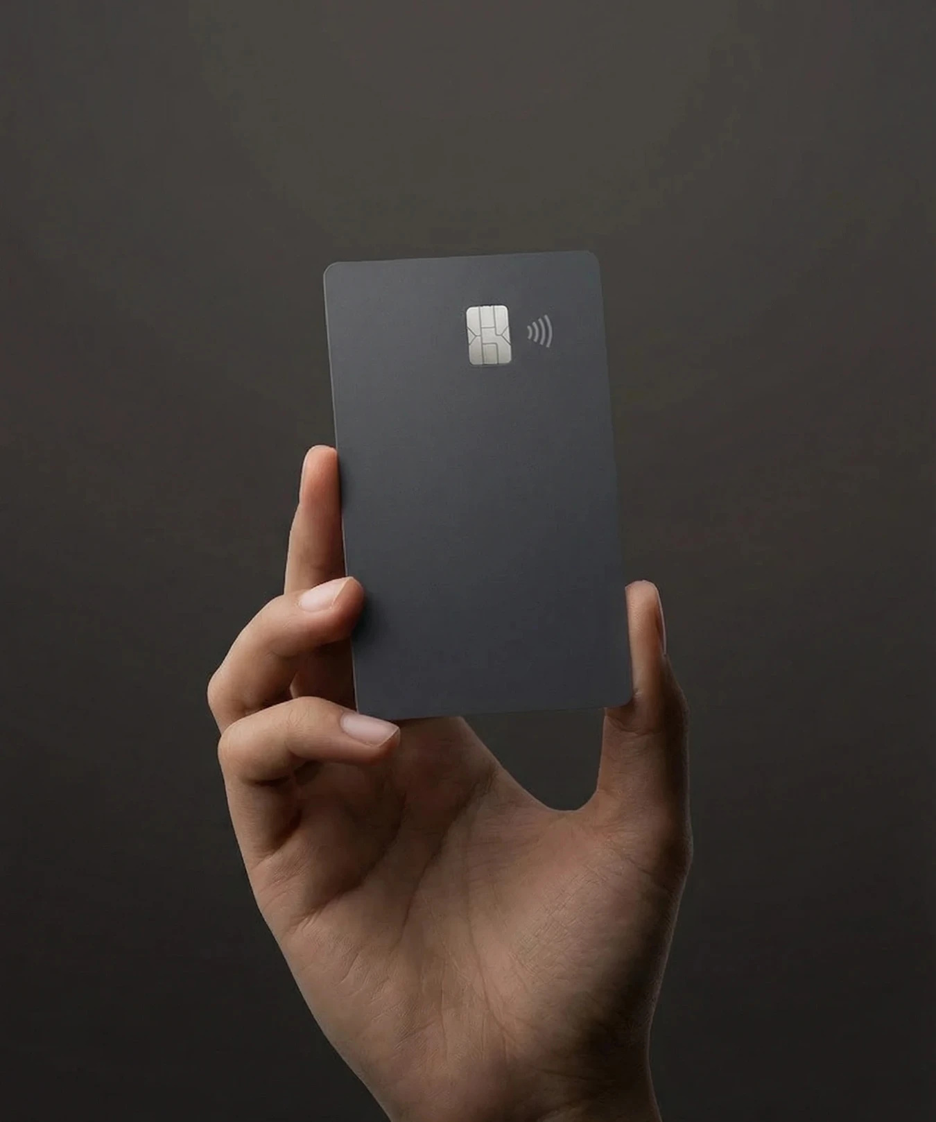 Persona acercando una tarjeta NFC a un lector.