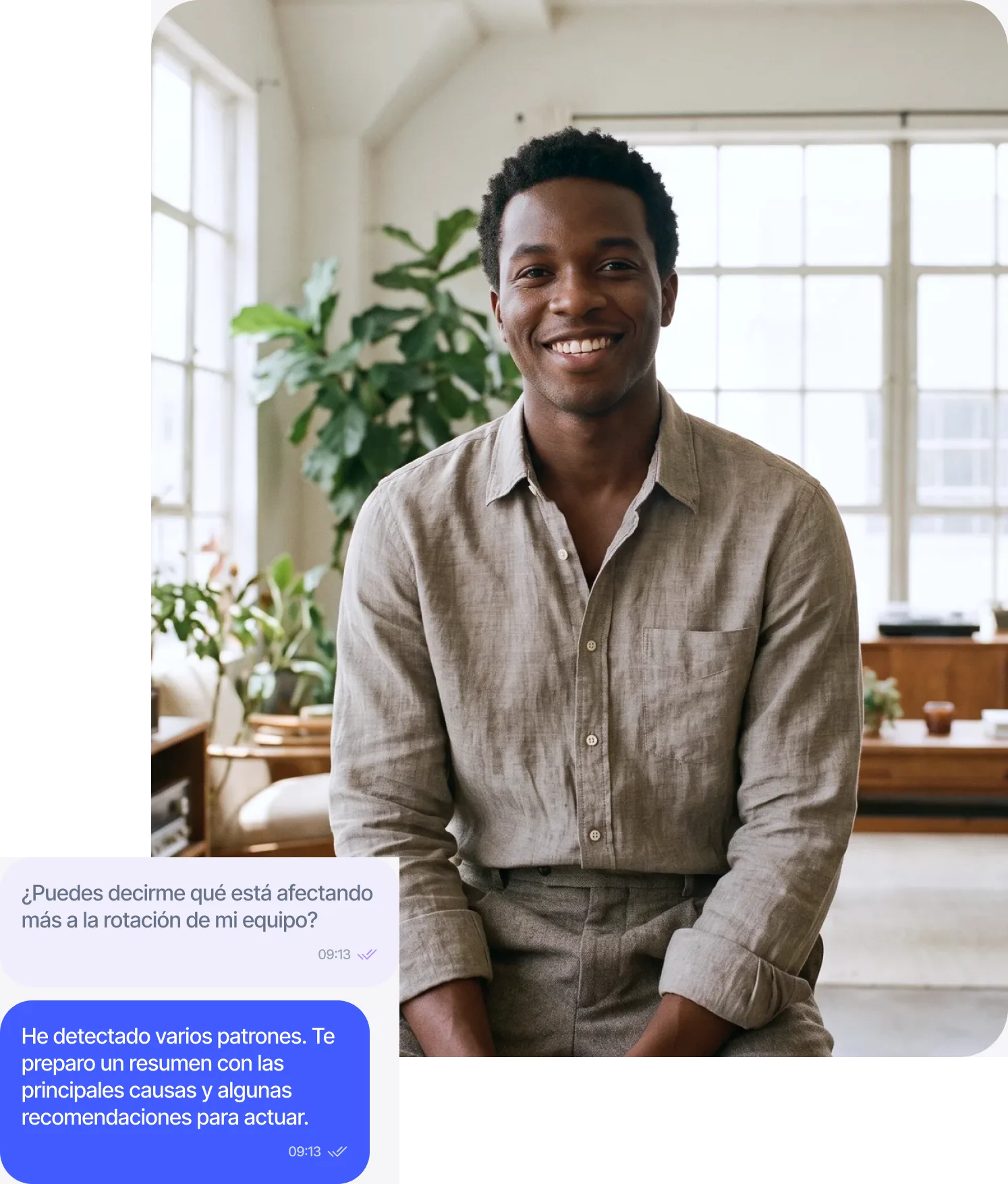 Empleado sonriente junto a un chat de People Analytics de Sesame AI