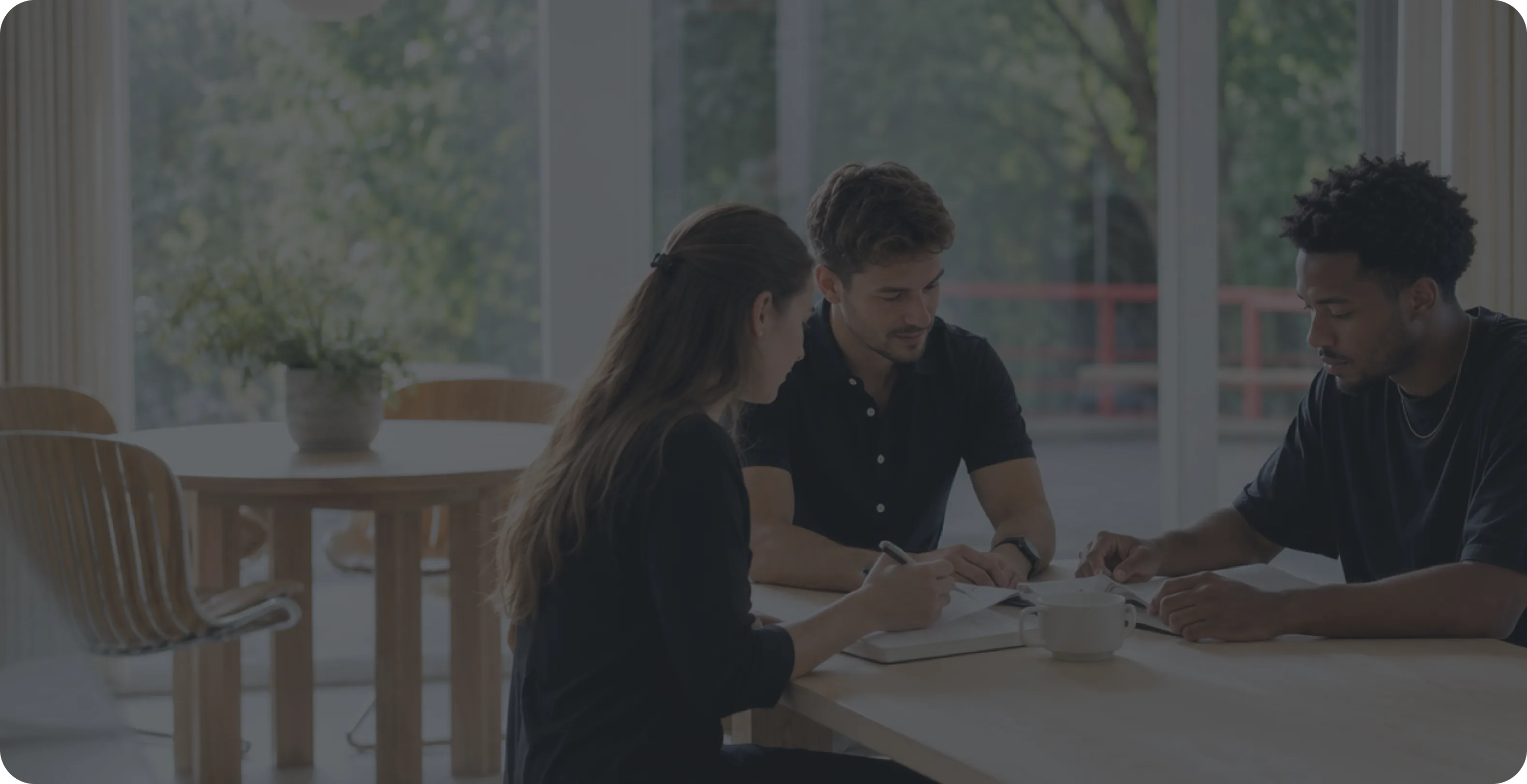 Líderes de equipo trabajando con Sesame HR