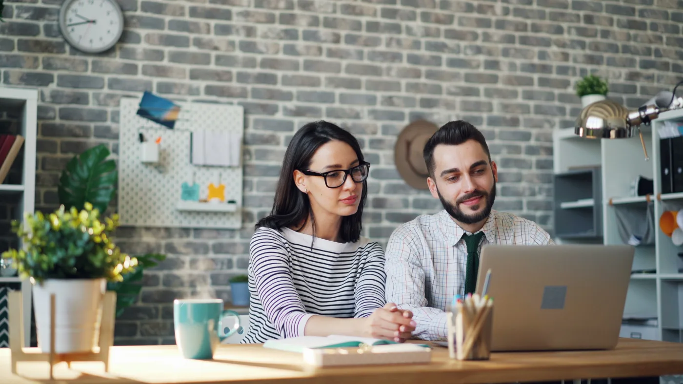 Equipo de una consultora trabajando como partner distribuidor
