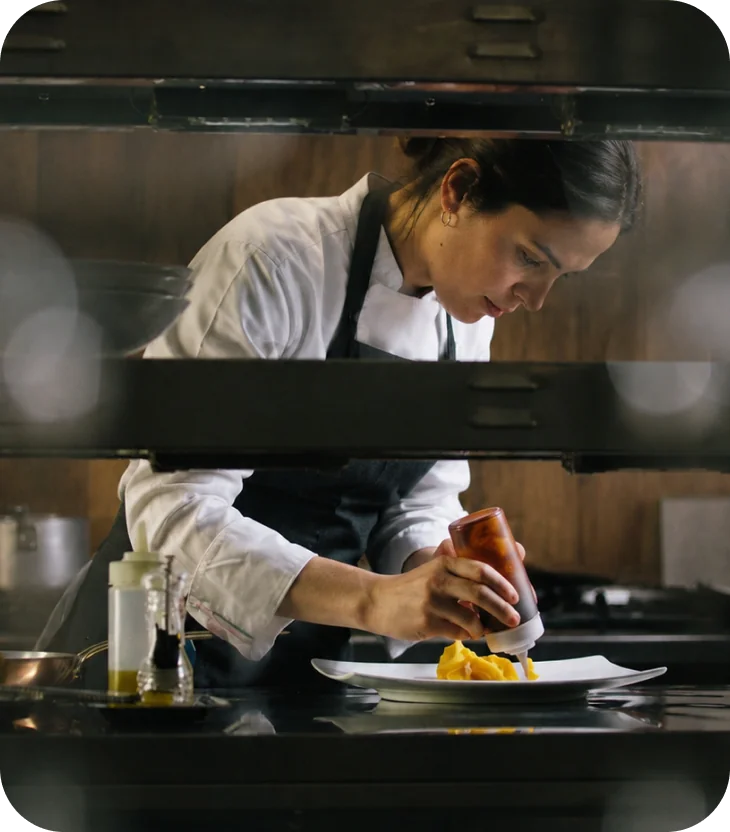 Cocinera emplatando durante su turno