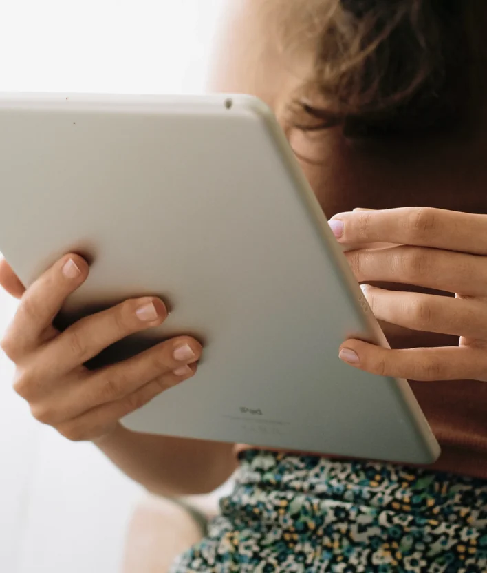 Empleada consultando los turnos en una tablet
